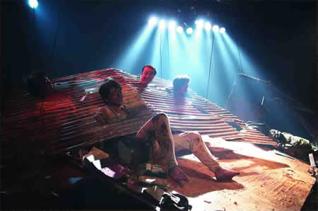 「Floor in Attic 屋根裏の床を掻き毟る男たち」公演から